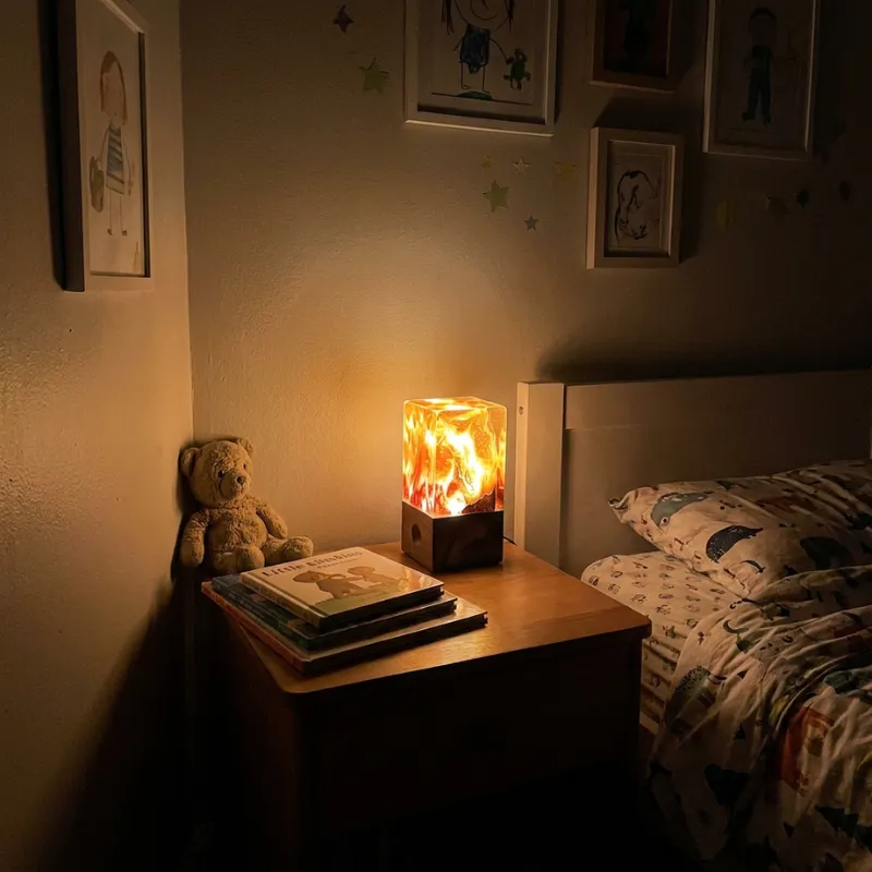 Lampe d'ambiance dans une chambre d'enfant à la décoration douce