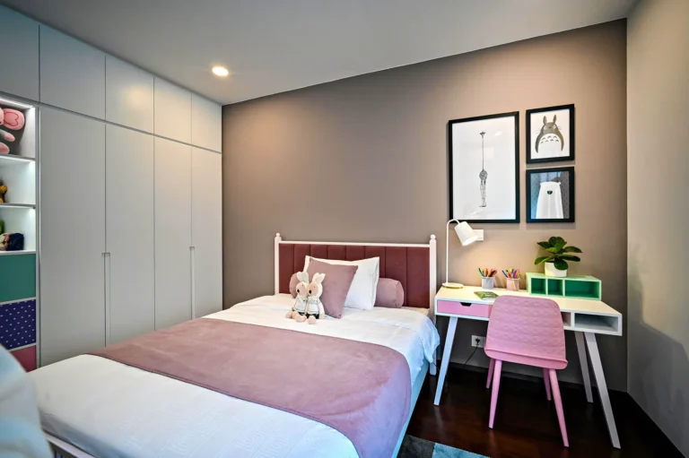 Lampe d'ambiance dans une chambre d'enfant chaleureuse