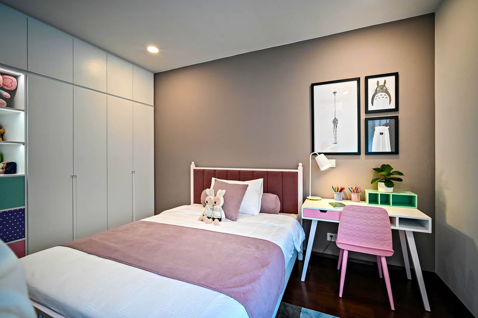 Lampe d'ambiance dans une chambre d'enfant chaleureuse