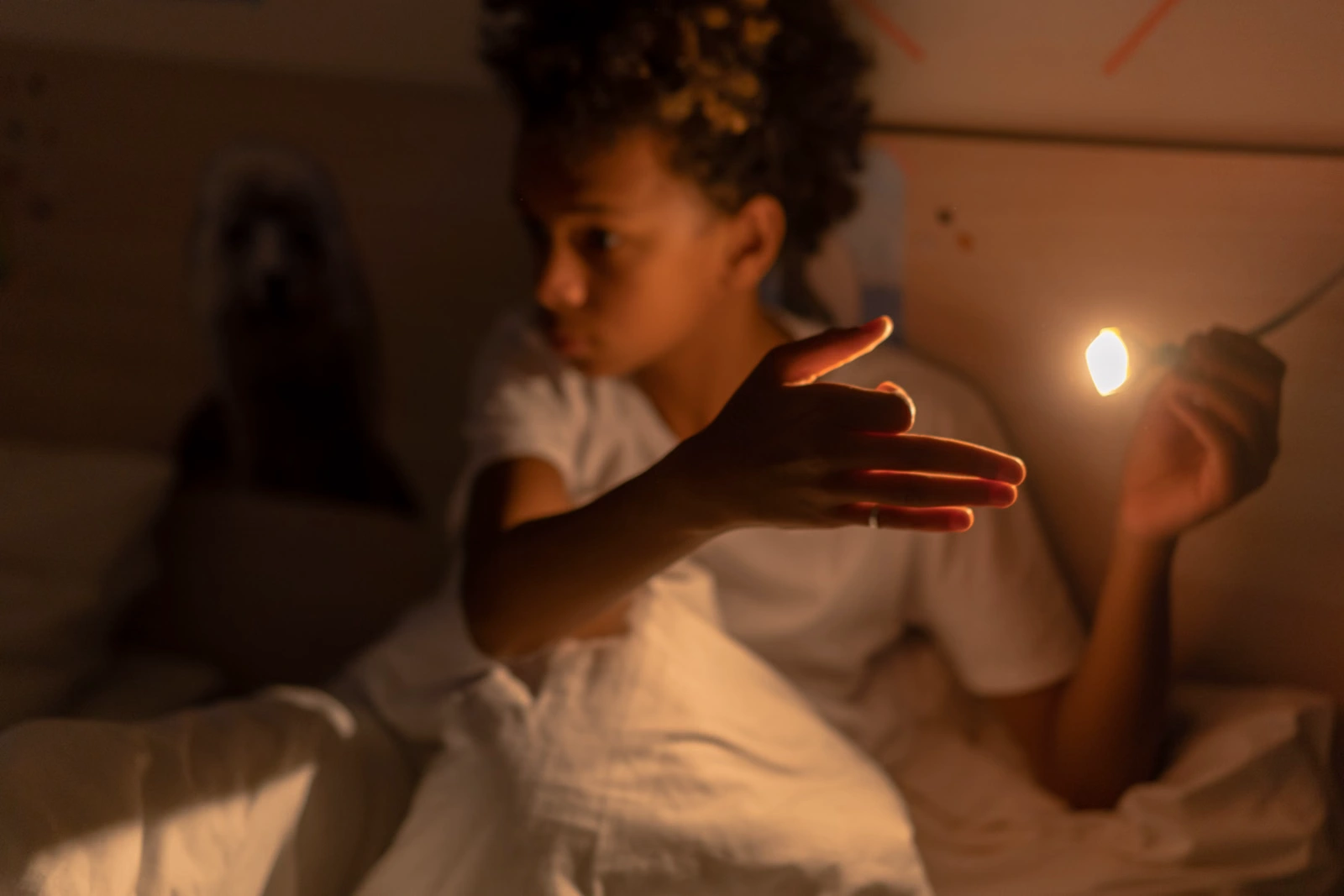 Chambre d'enfant la nuit avec une douce lumière rassurante